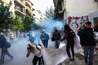 Γονείς και εκπαιδευτικοί προσπαθούν να προστατευτούν από τα χημικά